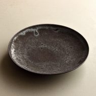 w2053-601*φ15.0x2.4黒釉塩吹き風5寸皿(高田志保)